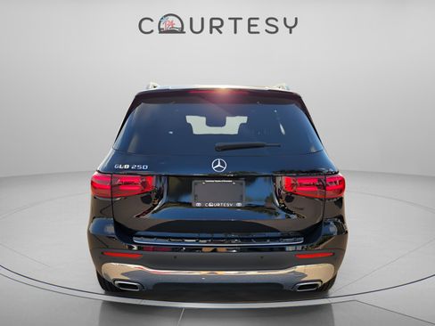Used 2024 Mercedes-Benz GLB 250 w/ Driver Assistance Package image 4