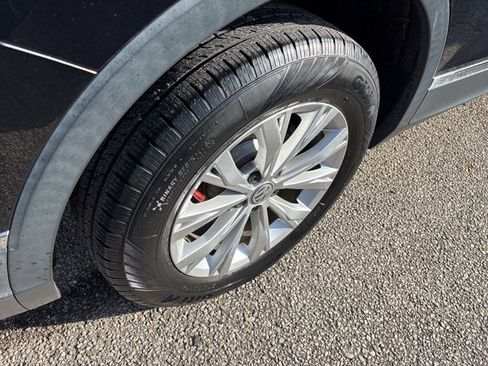 Used 2018 Volkswagen Tiguan SE w/ Panoramic Sunroof Package image 9