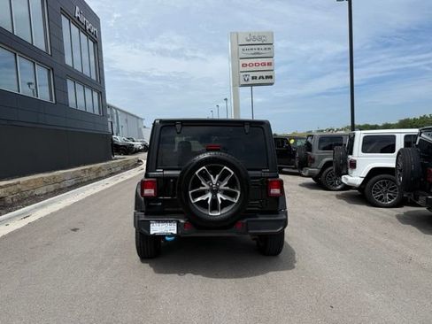 Used 2024 Jeep Wrangler Unlimited w/ Convenience Group AWD/4WD image 4