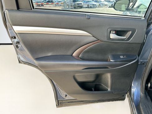 Used 2018 Toyota Highlander XLE image 27