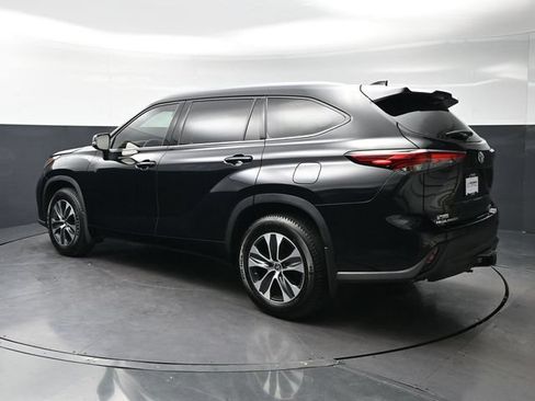 Used 2022 Toyota Highlander XLE AWD/4WD image 7