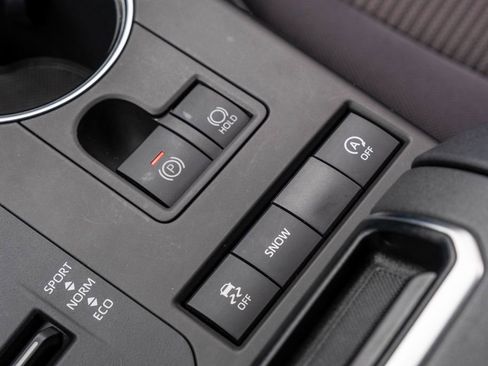 Used 2021 Toyota Highlander LE image 19