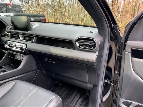 Used 2025 Honda Pilot TrailSport image 18