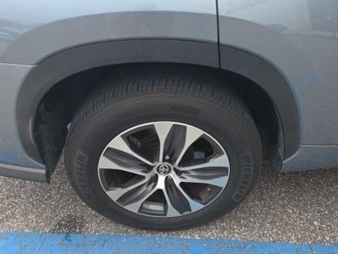 Used 2021 Toyota Highlander XLE FWD image 4