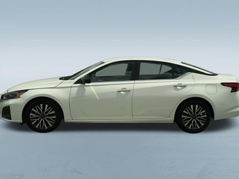 Used 2025 Nissan Altima 2.5 SV FWD image 4