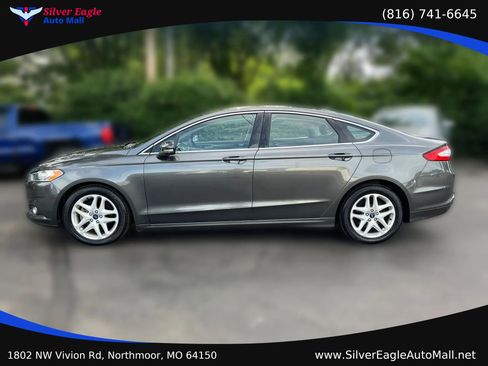 Used 2016 Ford Fusion SE w/ Equipment Group 202A FWD image 2