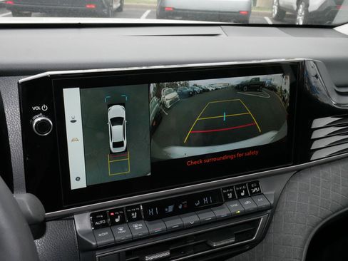 Used 2025 Toyota Camry XLE image 30