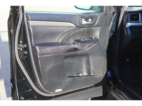 Used 2017 Toyota Highlander SE image 7
