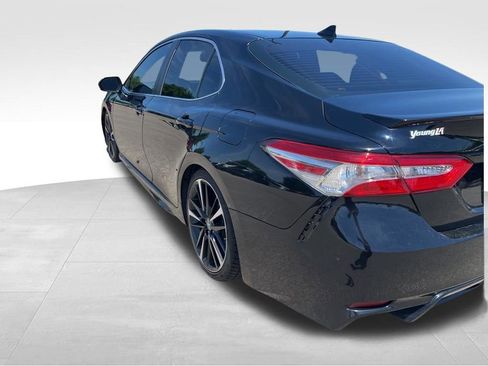 Used 2019 Toyota Camry SE w/ Carpet Mat Package FWD image 9