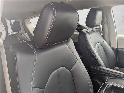 Used 2024 Chrysler Pacifica Limited FWD image 19