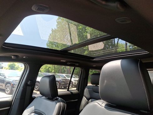 New 2025 Jeep Grand Cherokee Limited image 9