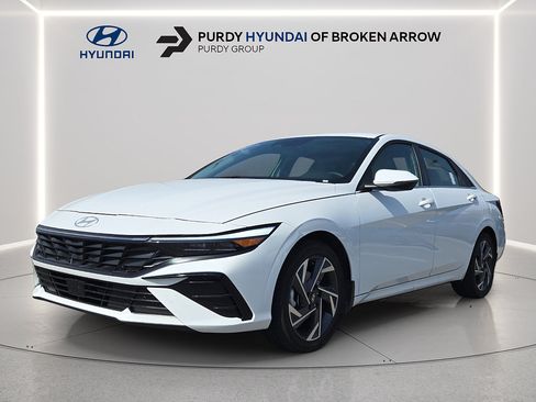 Certified 2025 Hyundai Elantra Limited FWD image 2