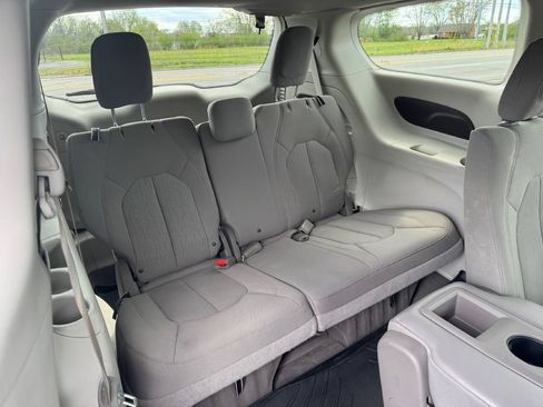 Used 2018 Chrysler Pacifica Touring Plus w/ Tire & Wheel Group FWD image 11