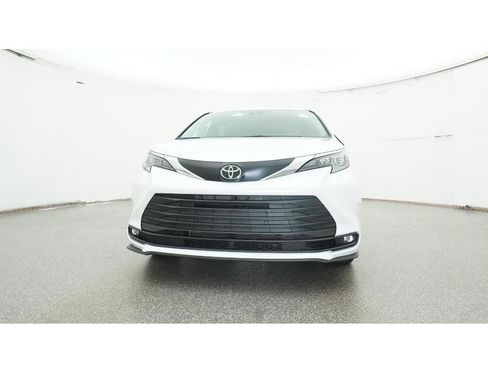 New 2026 Toyota Sienna XLE image 31
