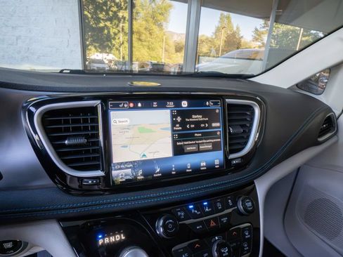 Used 2021 Chrysler Pacifica Touring-L w/ Uconnect Theater Family Group FWD image 12