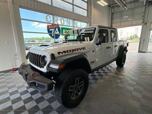 Used 2026 Jeep Gladiator Mojave AWD/4WD image 3
