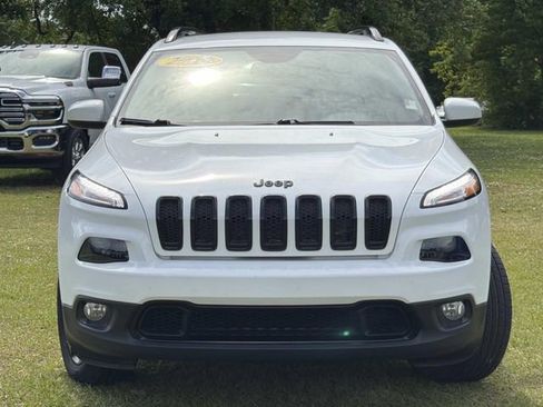Used 2018 Jeep Cherokee Latitude w/ Altitude Package FWD image 4