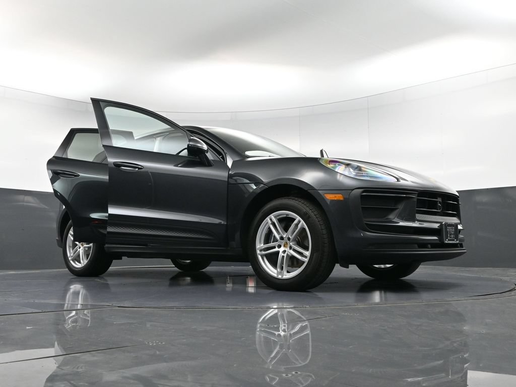 Certified 2025 Porsche Macan AWD/4WD image 38