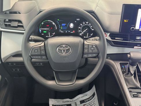 Used 2026 Toyota Sienna LE FWD image 13