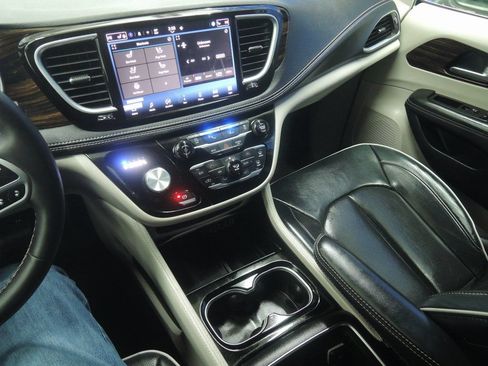 Used 2024 Chrysler Pacifica Limited FWD image 15