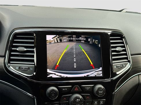 Used 2021 Jeep Grand Cherokee Limited image 23