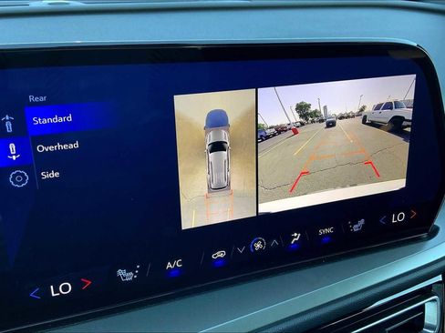 Used 2024 Chevrolet Traverse LT image 27