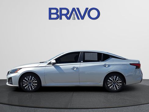 Used 2023 Nissan Altima 2.5 SV FWD image 2