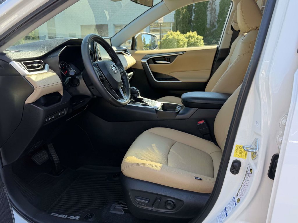 Used 2021 Toyota RAV4 XLE w/ Convenience Package AWD/4WD image 14