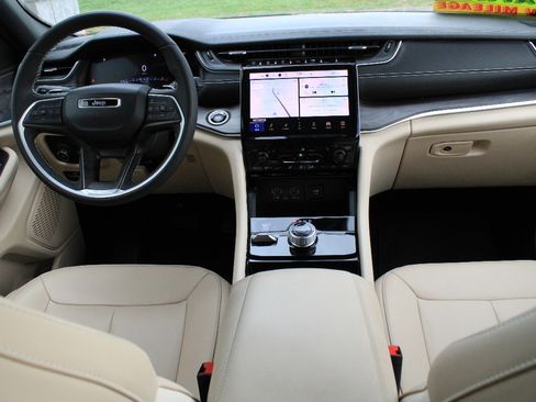 Used 2023 Jeep Grand Cherokee Limited image 18