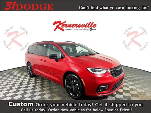 New 2026 Chrysler Pacifica Limited w/ Uconnect Theater Family Group image 1