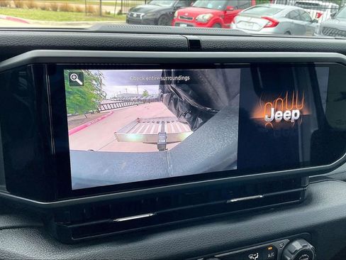 Used 2025 Jeep Gladiator Sport image 28