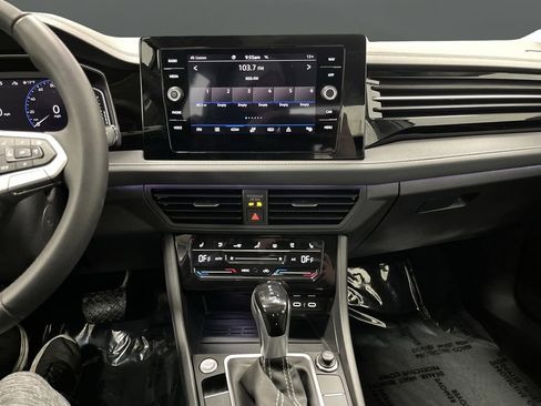 Used 2025 Volkswagen Jetta SEL image 9