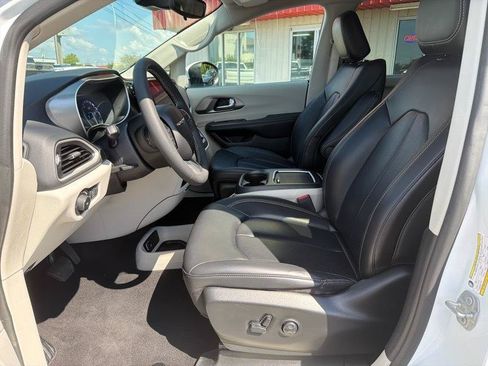 Used 2023 Chrysler Pacifica Touring-L FWD image 15