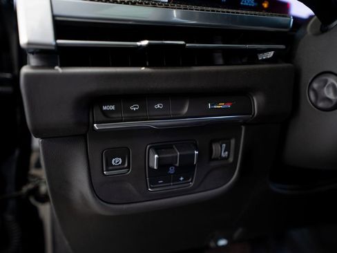 Used 2025 Cadillac Escalade ESV V image 34