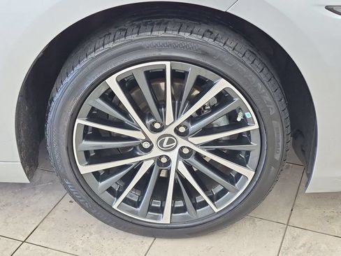 Certified 2024 Lexus ES 300h w/ Premium Package FWD image 12