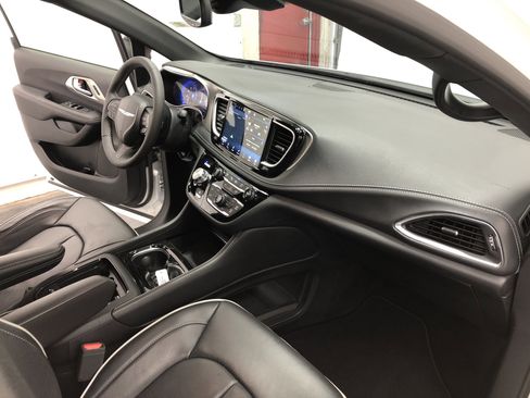 Certified 2024 Chrysler Pacifica Limited w/ S Appearance Package image 16