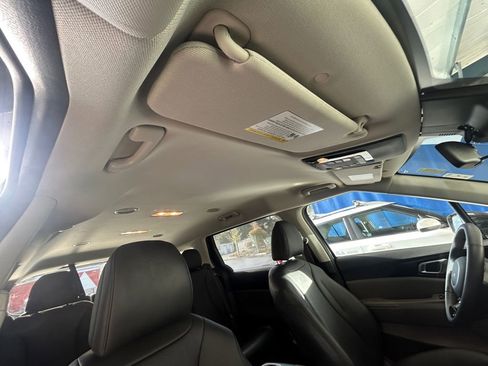 Used 2025 Kia Carnival FWD image 27