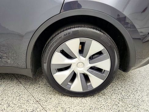 Used 2024 Tesla Model Y Long Range AWD/4WD image 9