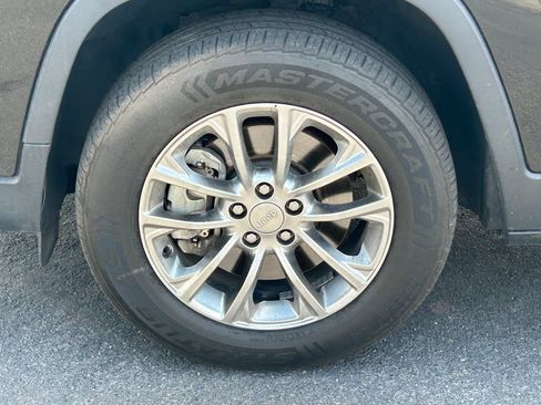 Used 2019 Jeep Cherokee Latitude Plus w/ Comfort/Convenience Group AWD/4WD image 13