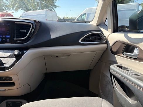 Used 2017 Chrysler Pacifica Touring FWD image 6