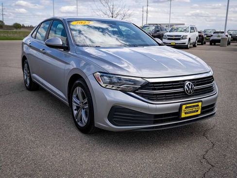 Used 2024 Volkswagen Jetta SE FWD image 3