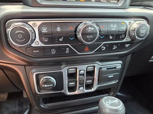 Used 2019 Jeep Wrangler Unlimited Sahara AWD/4WD image 27