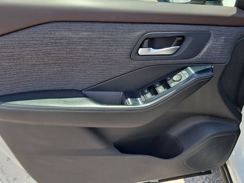 Certified 2023 Nissan Rogue SV FWD image 17