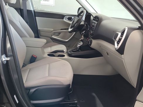 Used 2025 Kia Soul LX FWD image 11