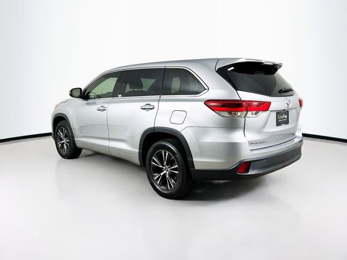 Used 2018 Toyota Highlander LE image 5