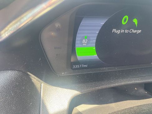 Used 2023 Chevrolet Bolt LT w/ Infotainment Package FWD image 9