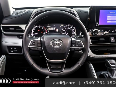 Used 2025 Toyota Highlander XLE image 19
