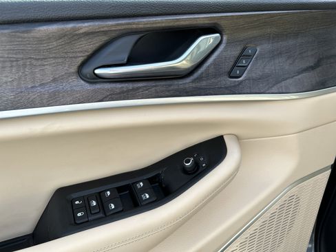 New 2025 Jeep Grand Cherokee Limited w/ Black Appearance Package image 13