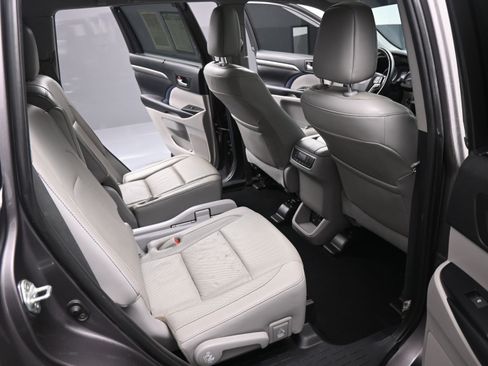 Used 2019 Toyota Highlander Limited image 19