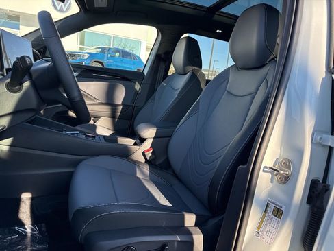 New 2026 Volkswagen Tiguan SE R-Line image 9